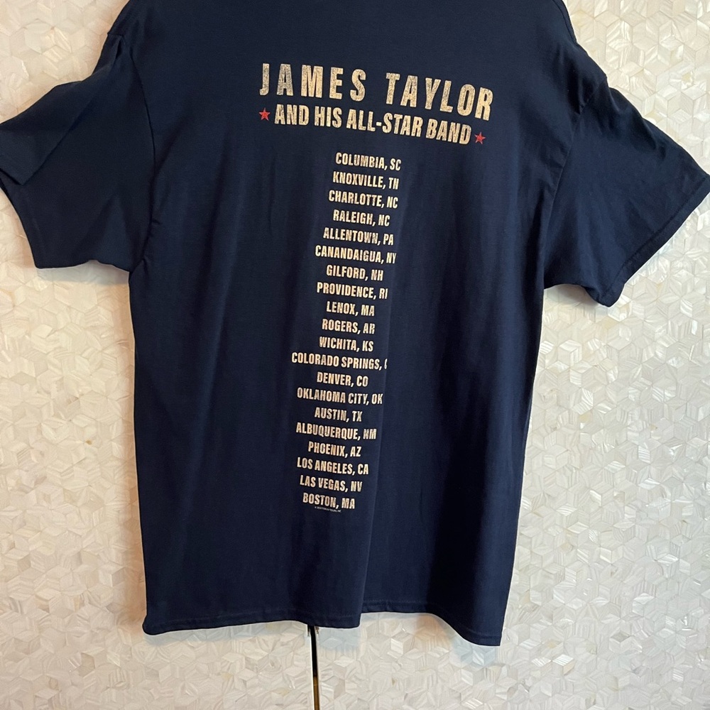 One JAMES TAYLOR AND HIS ALL-STAR BAND TSHIRT 2022 IN SIZE LARGE. - Picture 5 of 6